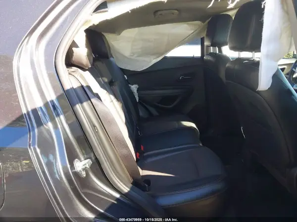 KL7CJLSB7JB688527 2018 CHEVROLET TRAX - Image 8