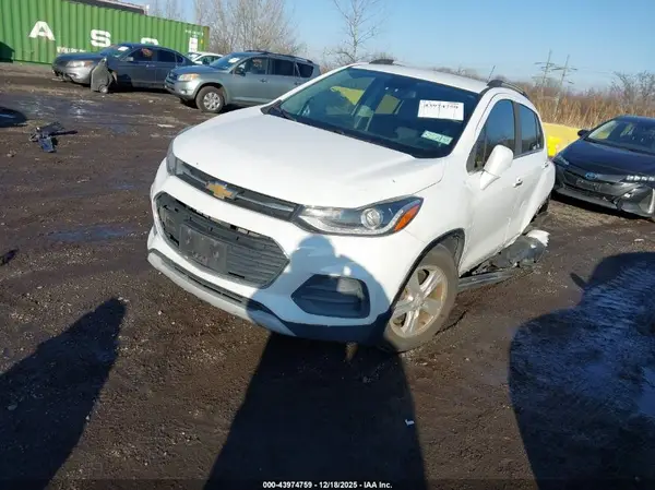 KL7CJLSB7JB720148 2018 CHEVROLET TRAX - Image 2