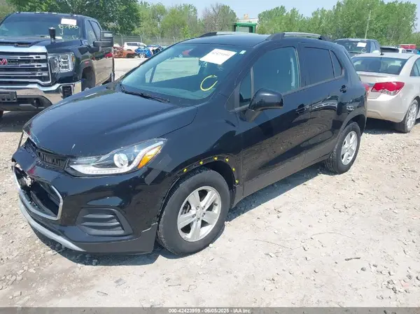 KL7CJLSB7MB332907 2021 CHEVROLET TRAX - Image 2