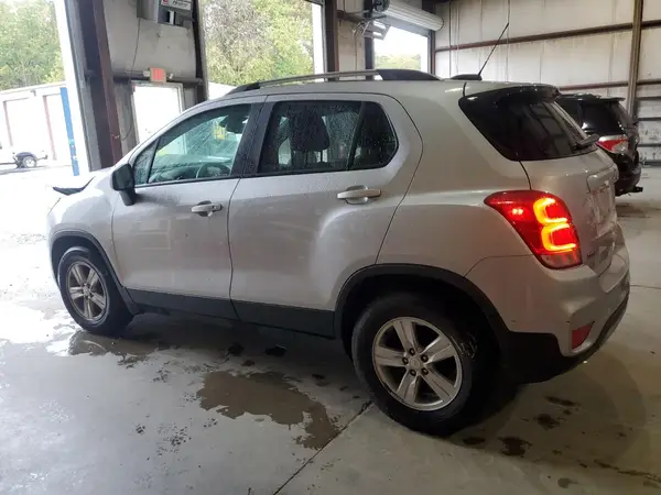 KL7CJLSB7MB339856 2021 CHEVROLET TRAX - Image 2