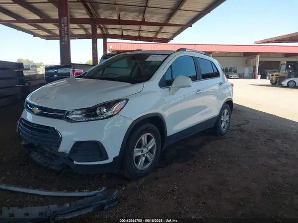 KL7CJLSB8JB509878 2018 CHEVROLET TRAX - Image 2