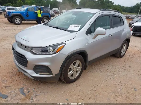 KL7CJLSB8JB517317 2018 CHEVROLET TRAX - Image 2
