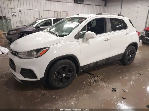 KL7CJLSB8JB537230 2018 CHEVROLET TRAX - Image 2