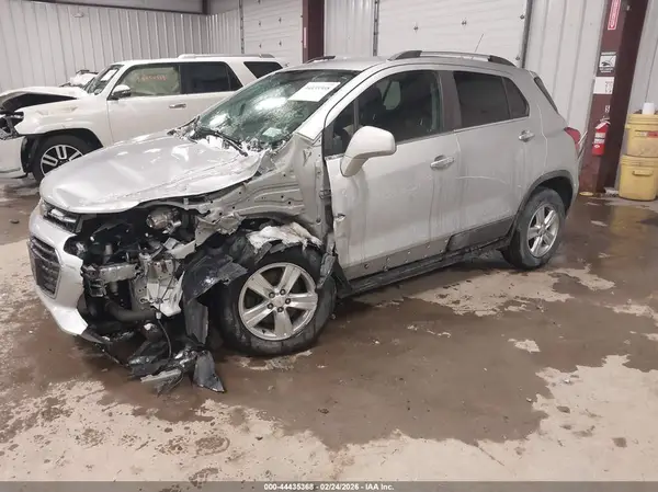 KL7CJLSB8JB541357 2018 CHEVROLET TRAX - Image 2