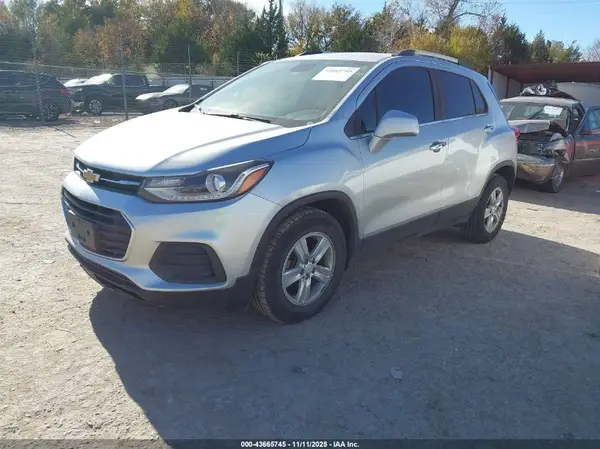 KL7CJLSB8JB541956 2018 CHEVROLET TRAX - Image 2