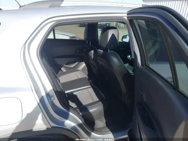KL7CJLSB8JB541956 2018 CHEVROLET TRAX - Image 8