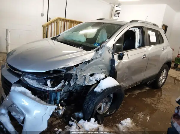 KL7CJLSB8JB565707 2018 CHEVROLET TRAX - Image 2