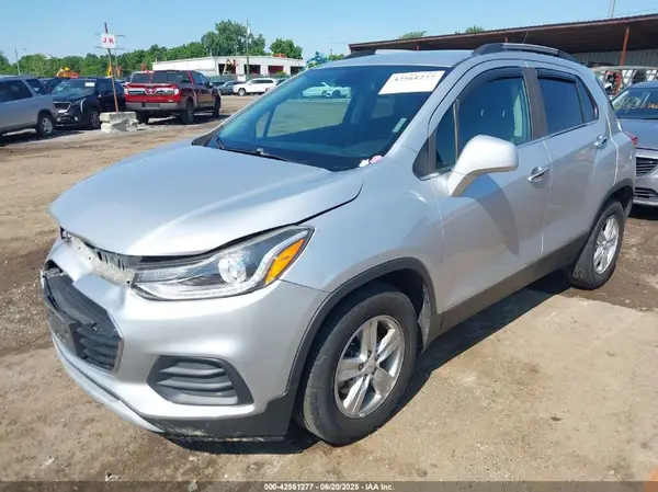 KL7CJLSB8JB573967 2018 CHEVROLET TRAX - Image 2