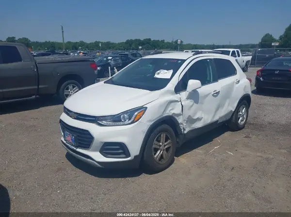 KL7CJLSB8JB596939 2018 CHEVROLET TRAX - Image 2