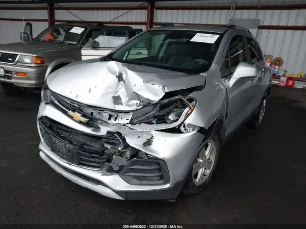 KL7CJLSB8JB604330 2018 CHEVROLET TRAX - Image 2