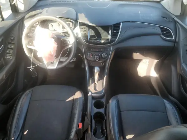 KL7CJLSB8JB610886 2018 CHEVROLET TRAX - Image 8