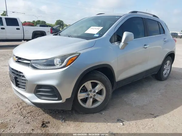 KL7CJLSB8JB638168 2018 CHEVROLET TRAX - Image 2