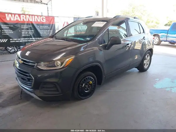 KL7CJLSB8JB677195 2018 CHEVROLET TRAX - Image 2