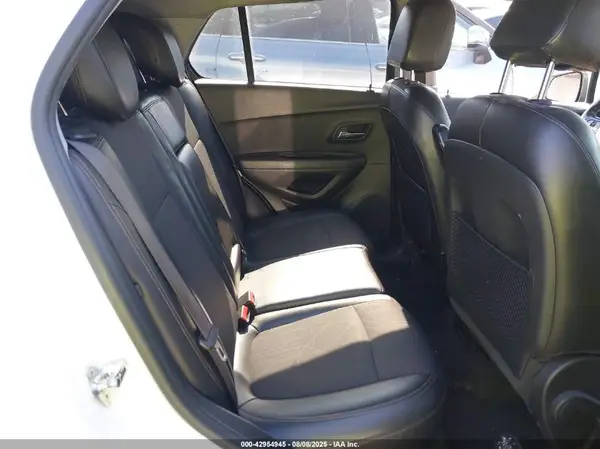 KL7CJLSB8JB677665 2018 CHEVROLET TRAX - Image 8