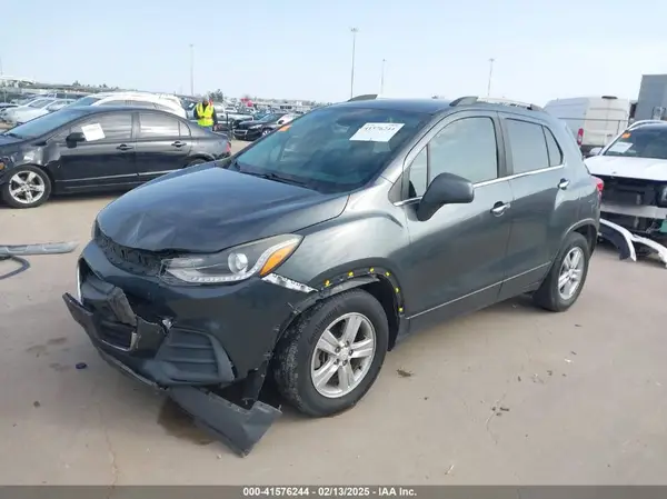 KL7CJLSB8JB689704 2018 CHEVROLET TRAX - Image 2