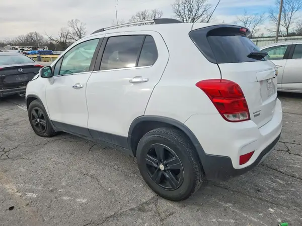 KL7CJLSB8JB693011 2018 CHEVROLET TRAX - Image 2