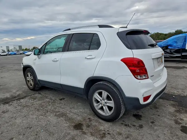 KL7CJLSB8JB704816 2018 CHEVROLET TRAX - Image 2