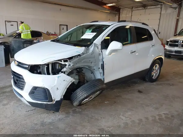 KL7CJLSB8JB705643 2018 CHEVROLET TRAX - Image 2