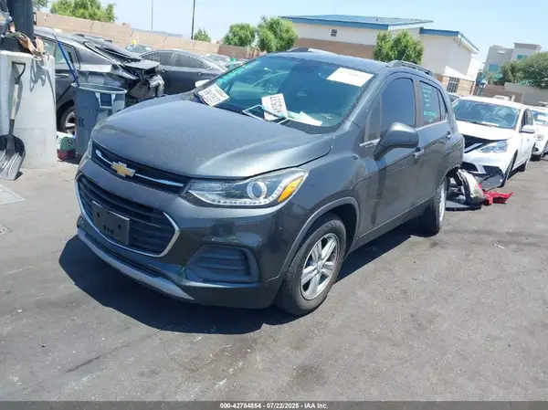 KL7CJLSB8JB709742 2018 CHEVROLET TRAX - Image 2