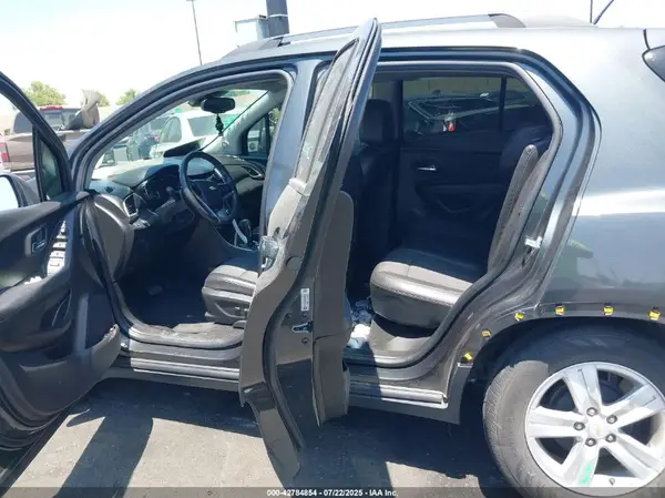 KL7CJLSB8JB709742 2018 CHEVROLET TRAX - Image 8