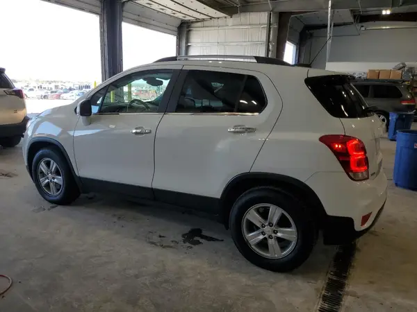 KL7CJLSB8JB718473 2018 CHEVROLET TRAX - Image 2
