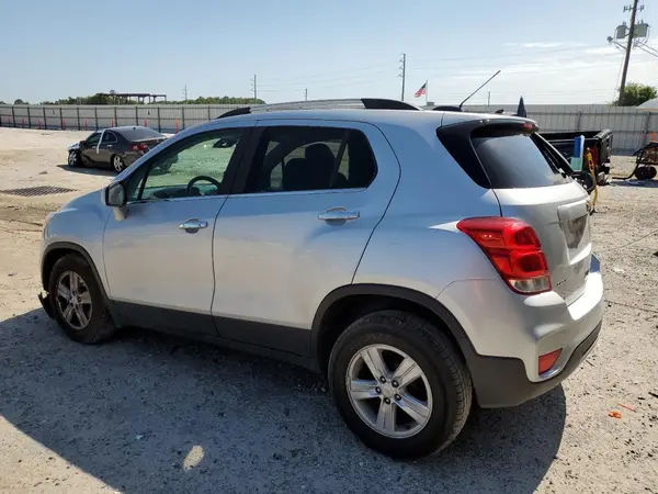 KL7CJLSB8JB726086 2018 CHEVROLET TRAX - Image 2