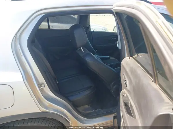 KL7CJLSB8KB887359 2019 CHEVROLET TRAX - Image 8
