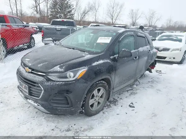 KL7CJLSB8LB002840 2020 CHEVROLET TRAX - Image 2