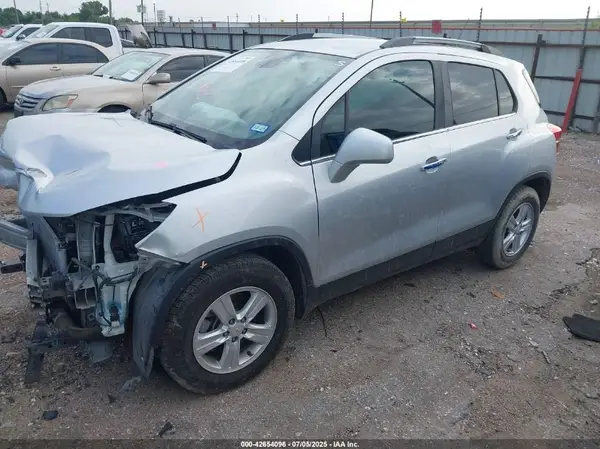 KL7CJLSB8LB013921 2020 CHEVROLET TRAX - Image 2