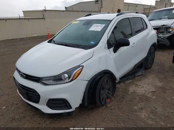 KL7CJLSB8MB311497 2021 CHEVROLET TRAX - Image 2