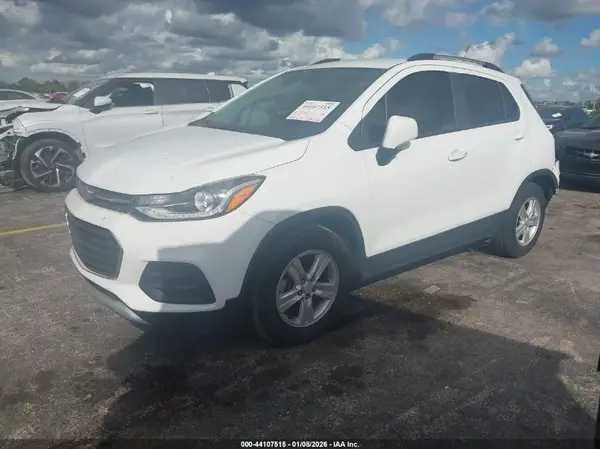 KL7CJLSB8MB313833 2021 CHEVROLET TRAX - Image 2