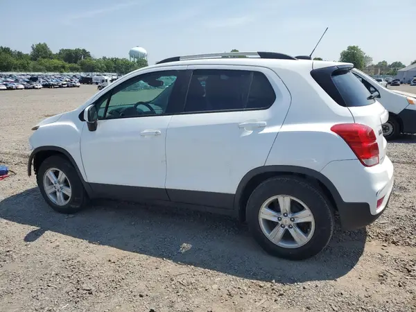 KL7CJLSB8MB320393 2021 CHEVROLET TRAX - Image 2