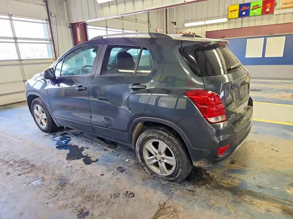 KL7CJLSB8MB321446 2021 CHEVROLET TRAX - Image 2