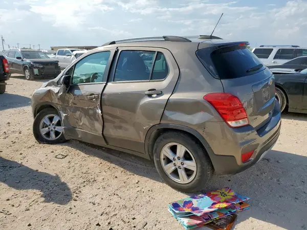 KL7CJLSB8MB325593 2021 CHEVROLET TRAX - Image 2