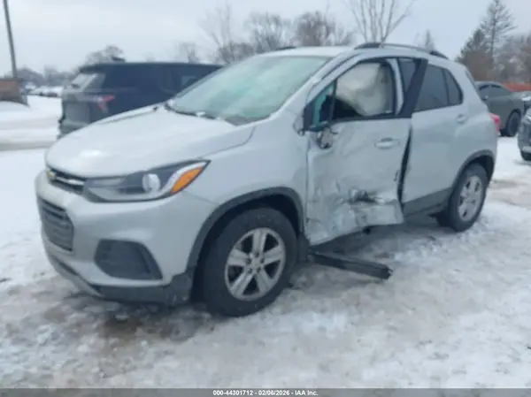 KL7CJLSB8MB326713 2021 CHEVROLET TRAX - Image 2