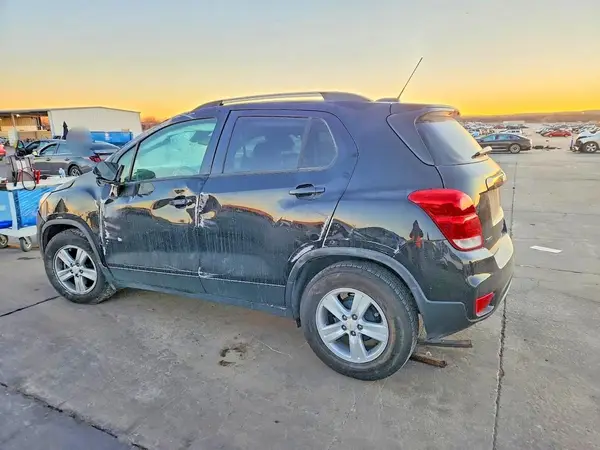 KL7CJLSB8MB329076 2021 CHEVROLET TRAX - Image 2