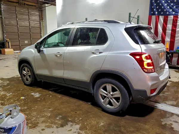 KL7CJLSB8MB345505 2021 CHEVROLET TRAX - Image 2