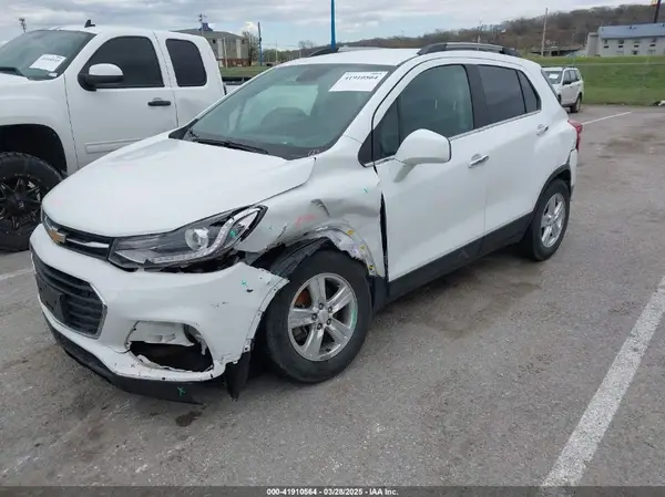 KL7CJLSB9JB679490 2018 CHEVROLET TRAX - Image 2