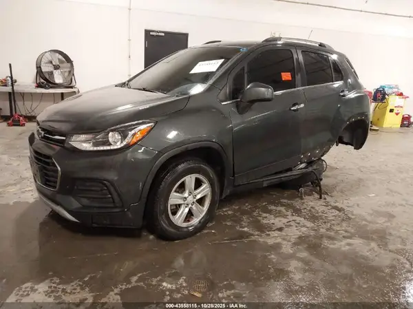 KL7CJLSB9JB681028 2018 CHEVROLET TRAX - Image 2