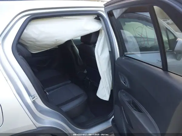KL7CJLSB9JB688299 2018 CHEVROLET TRAX - Image 8