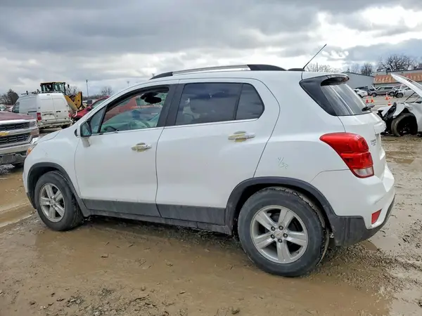 KL7CJLSB9JB718529 2018 CHEVROLET TRAX - Image 2