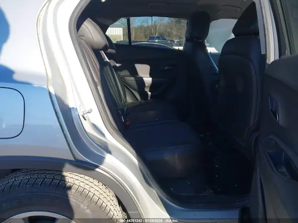 KL7CJLSB9MB304476 2021 CHEVROLET TRAX - Image 8