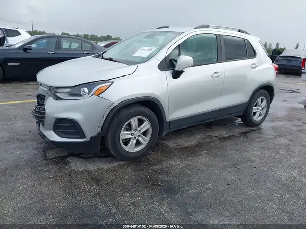 KL7CJLSB9MB323223 2021 CHEVROLET TRAX - Image 2