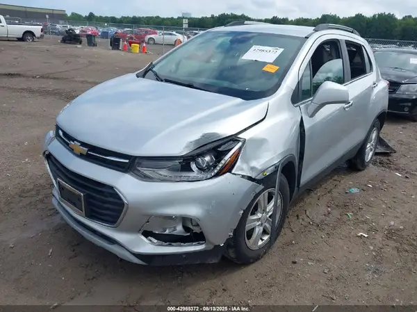 KL7CJLSBXJB586302 2018 CHEVROLET TRAX - Image 2