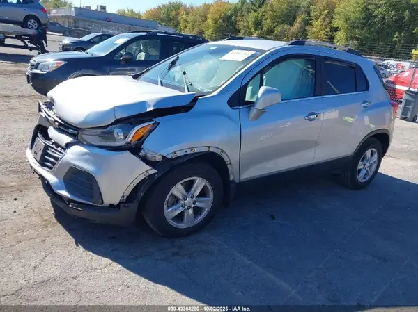 KL7CJLSBXJB587353 2018 CHEVROLET TRAX - Image 2