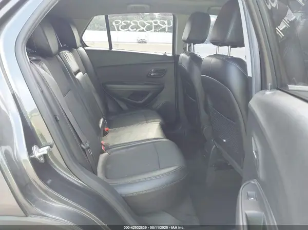 KL7CJLSBXJB633165 2018 CHEVROLET TRAX - Image 8