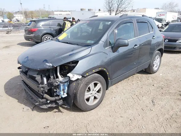 KL7CJLSBXJB681913 2018 CHEVROLET TRAX - Image 2