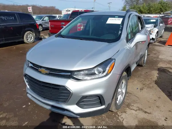 KL7CJLSBXJB687047 2018 CHEVROLET TRAX - Image 2