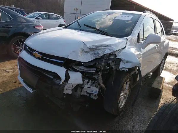 KL7CJLSBXJB725053 2018 CHEVROLET TRAX - Image 2
