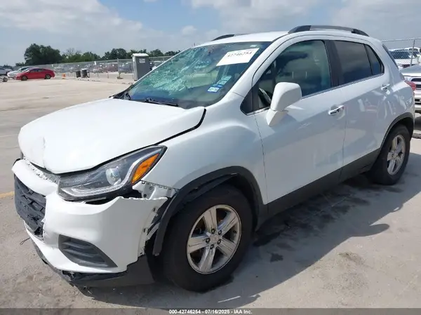 KL7CJLSBXJB725702 2018 CHEVROLET TRAX - Image 2